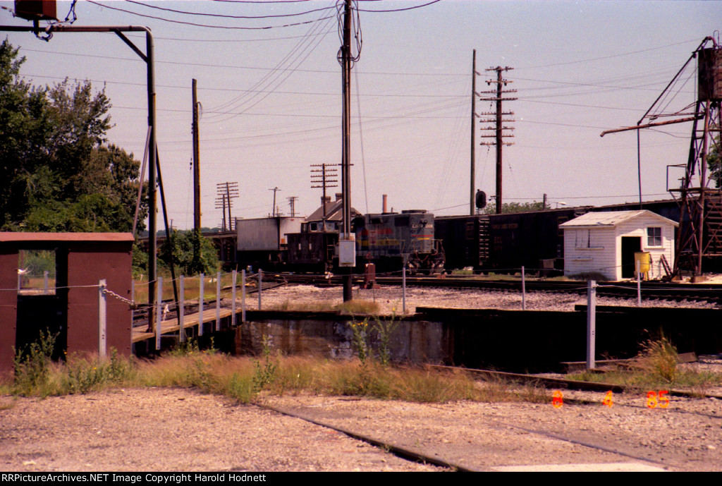 SBD 4092 works a train as another passes by